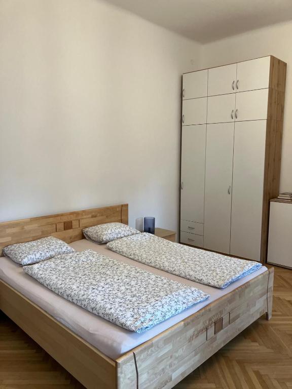 Postel nebo postele na pokoji v ubytování Schöne Wohnung im Helenental
