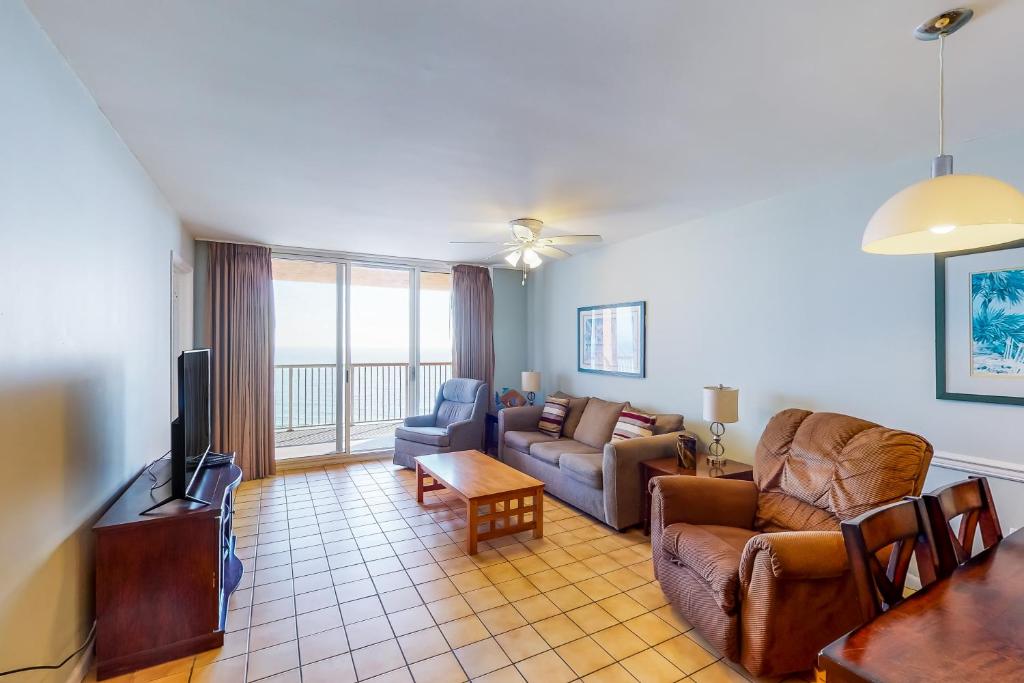 Una sala de estar con un sofá y un televisor. en Buena Vista 601, en Gulf Shores