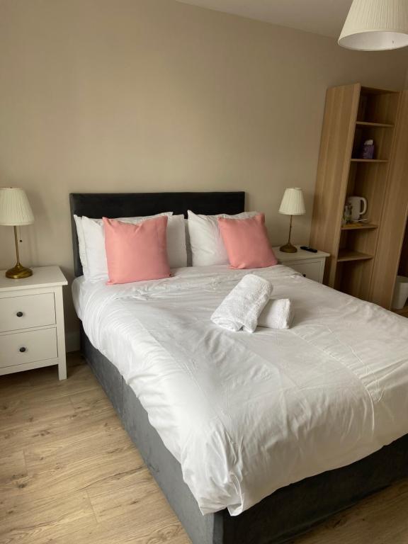 Postel nebo postele na pokoji v ubytování Ardeen House