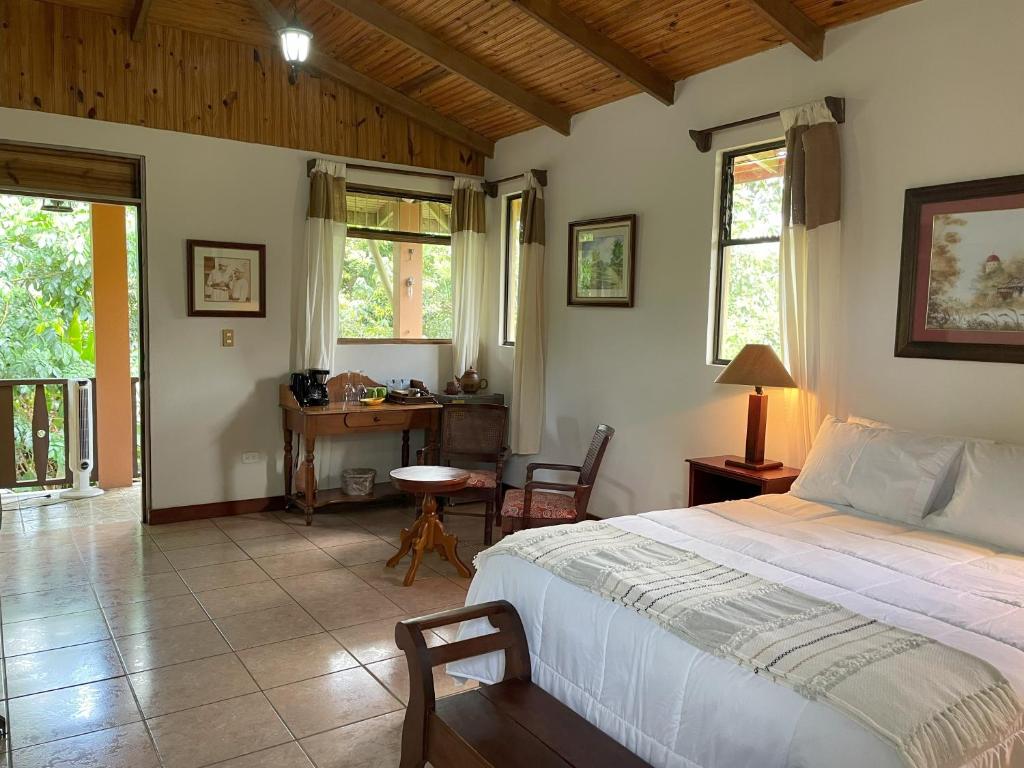Postel nebo postele na pokoji v ubytování Kakao Lodge & Garden Río Celeste