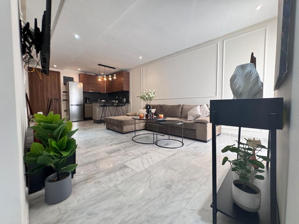 una sala de estar con un sofá y una mesa en Central Maarif Studio, en Casablanca
