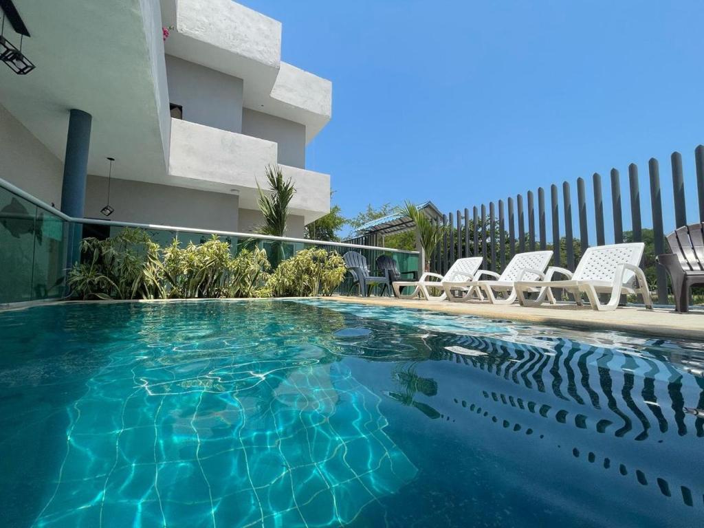 una piscina frente a un edificio en Terraza Del Sol, en Coveñitas