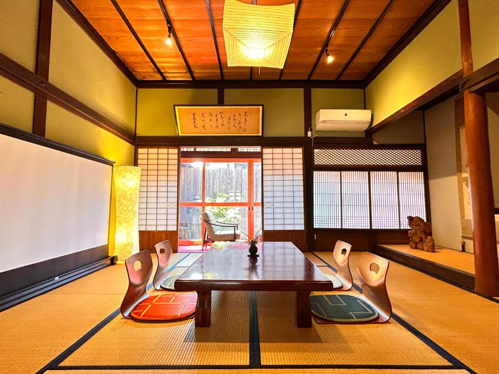 Posezení v ubytování 平田屋 明治の間 -Hirataya Meiji- 父母ケ浜4分