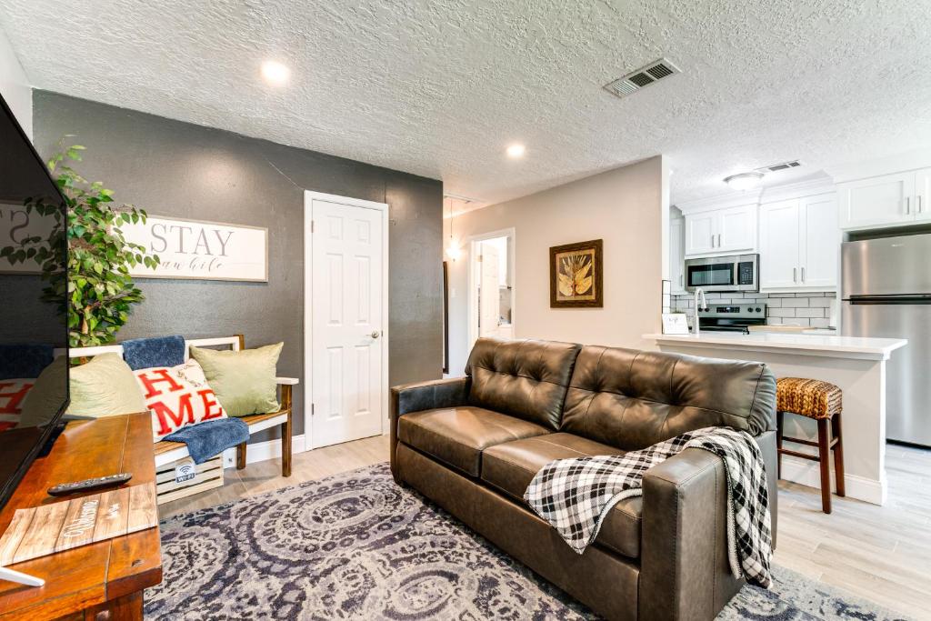 Dapur atau dapur kecil di 2 Mi to Texas AandM Pet-Friendly Duplex with Yard!
