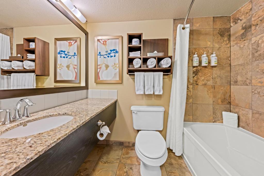 Een badkamer bij Wingate by Wyndham Calgary South