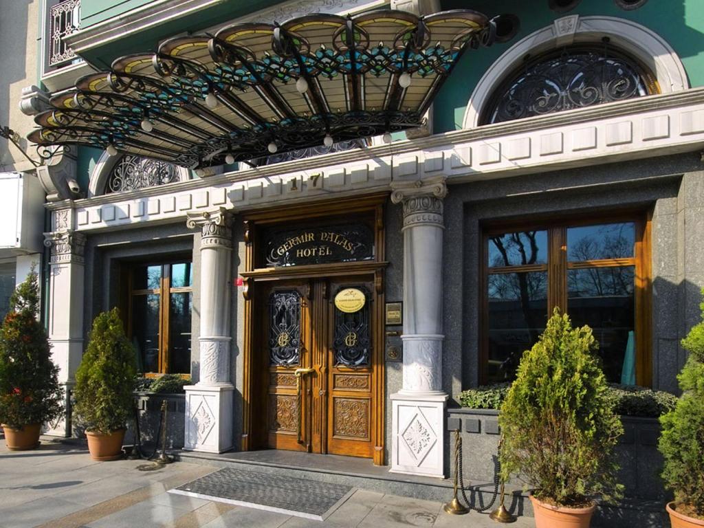 un bâtiment avec une grande porte en bois devant dans l'établissement Germir Palas Hotel - Special Class, à Istanbul