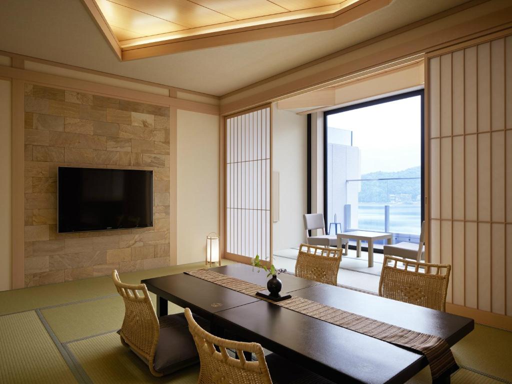 Fujikawaguchiko Onsen Konanso - 日本风格的房间，带露天浴室和湖景