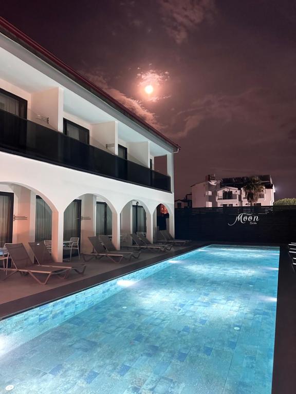 Piscina a Moon side o a prop
