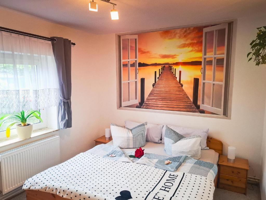 a bedroom with a painting of a pier at Kleine Mariken in Zingst