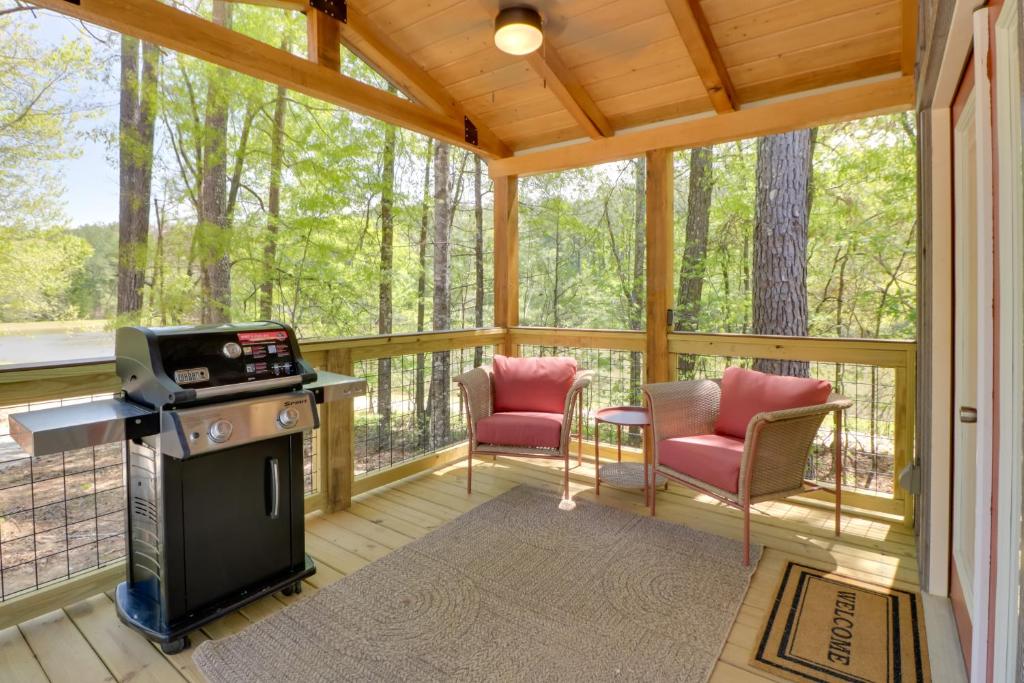 Fotografie z fotogalerie ubytování Fish and Hike Cabin Hideaway with Deck in Alabama v destinaci Heflin