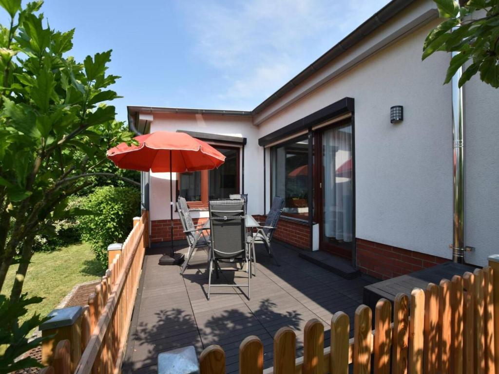 a patio with a table and chairs and an umbrella at Hecht in Klütz