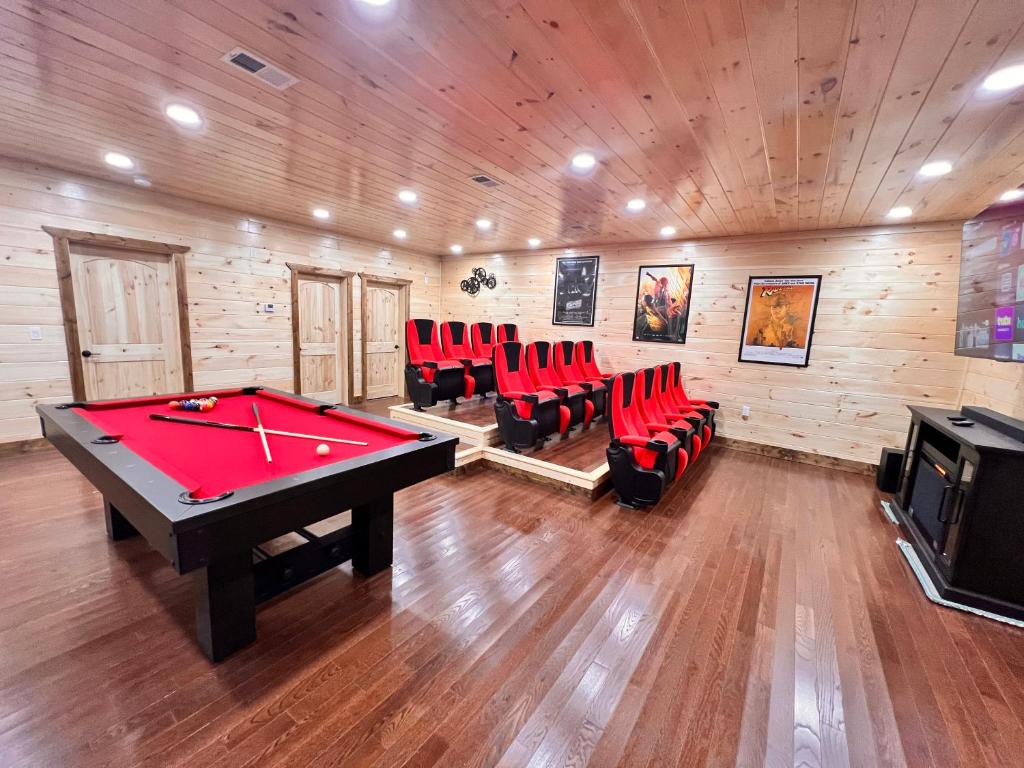 Bàn bi-da tại New Smoky Mountain Luxury Cabin, Outdoor Fireplacet