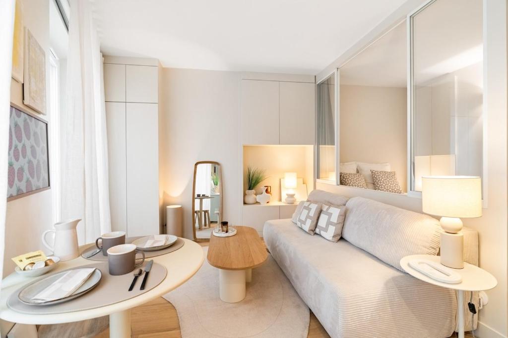 - un salon avec un canapé blanc et 2 tables dans l'établissement Appartement d'Architecte Design & Calme, à Paris