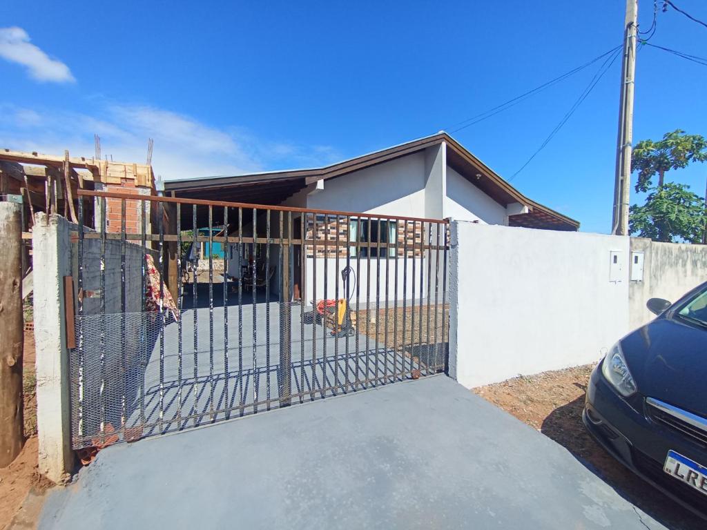 ein Tor vor einem Haus in der Unterkunft Casa Porto Maringá in Marilena