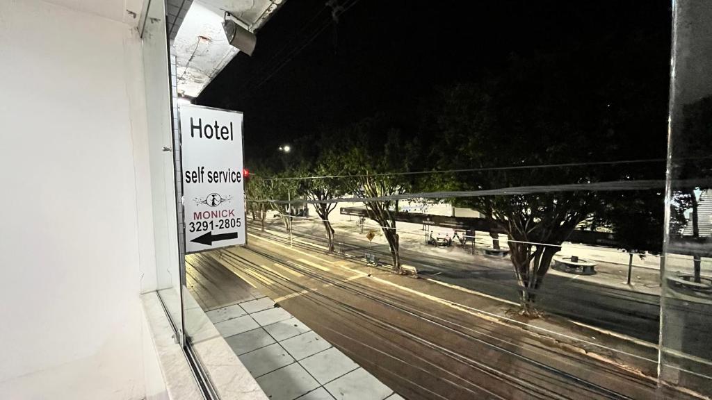 テイシェイラ・デ・フレイタスにあるHotel Monickの道路に面した建物の横にあるホテルの看板