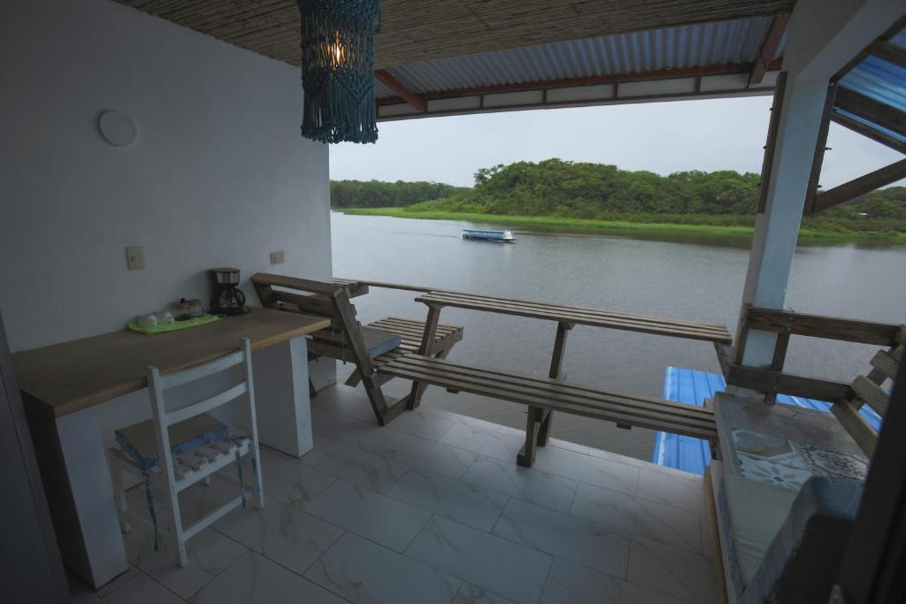 Výhled na řeku, která protéká v blízkosti bed and breakfast