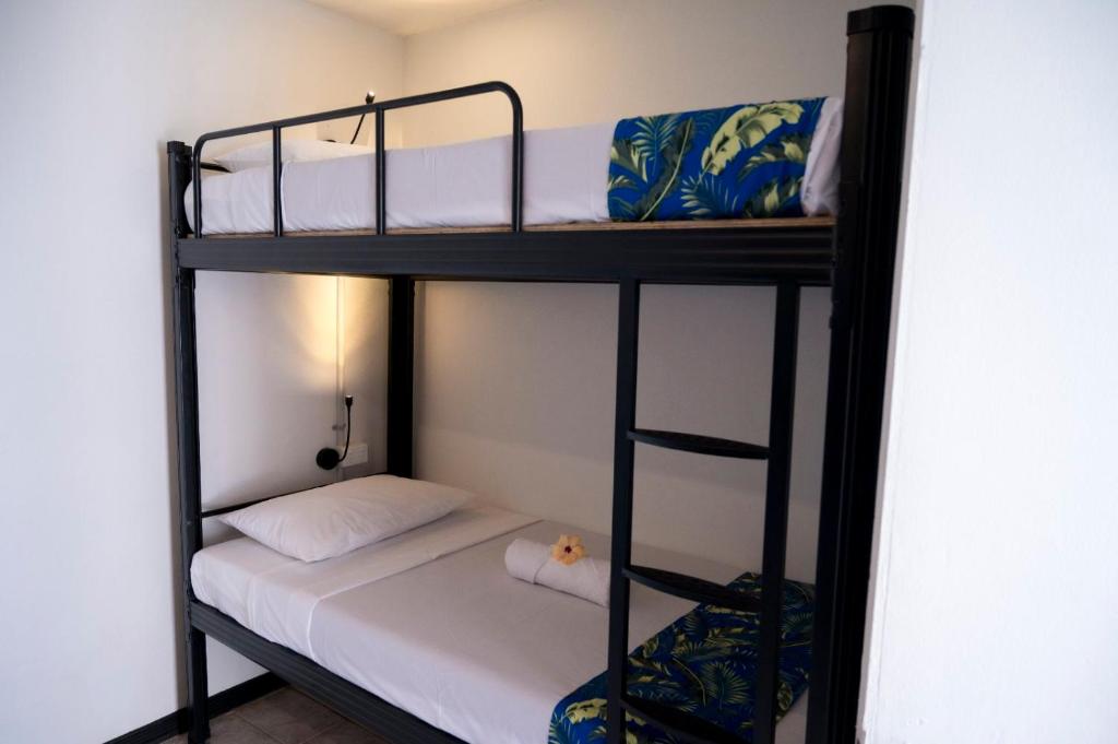 Llit o llits en una habitació de Sailors Beach Fiji