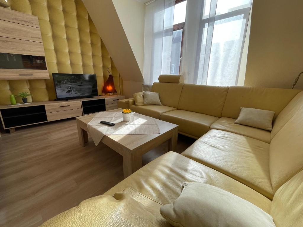 TV a/nebo společenská místnost v ubytování Zentrale Wohnung - Self-Check-In, WLAN Für 4 Personen Ruhige Nachbarschaft