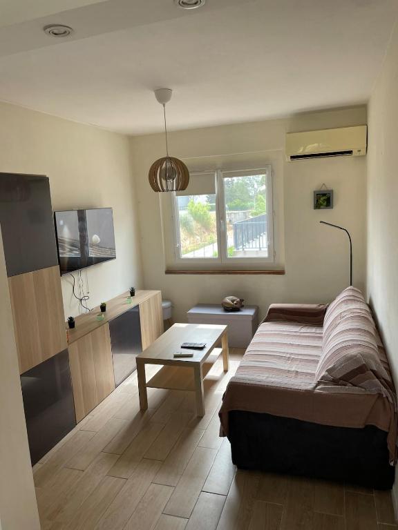 une chambre avec un lit et une table dedans dans l'établissement Maison pour vacances en famille, à La Celle-sous-Gouzon