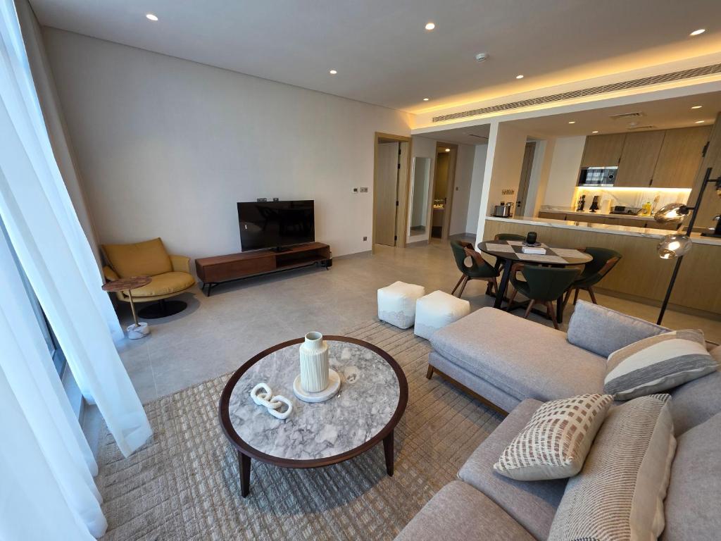 Χώρος καθιστικού στο Sleek 1BR Haven Comfort and Style in Pearlhouse!