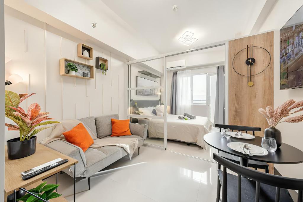 Χώρος καθιστικού στο Modern Minimalist Studio with Balcony & Sunset View