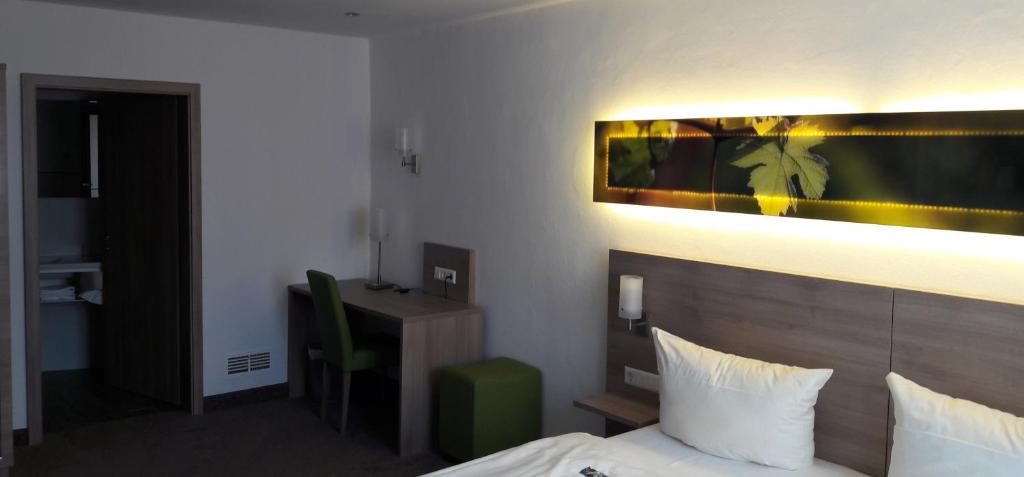 Postel nebo postele na pokoji v ubytování Schwarzer Adler - Hotel Garni