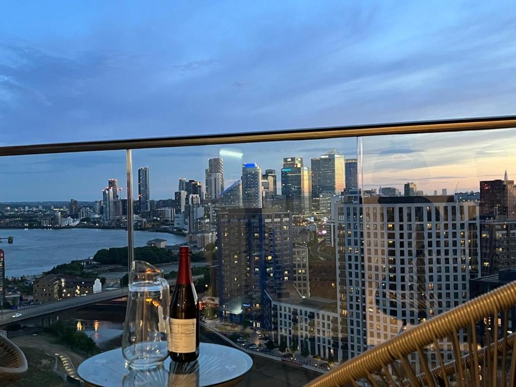 Penthouse with O2 Arena View, Free Parking & Portable AC, London ...