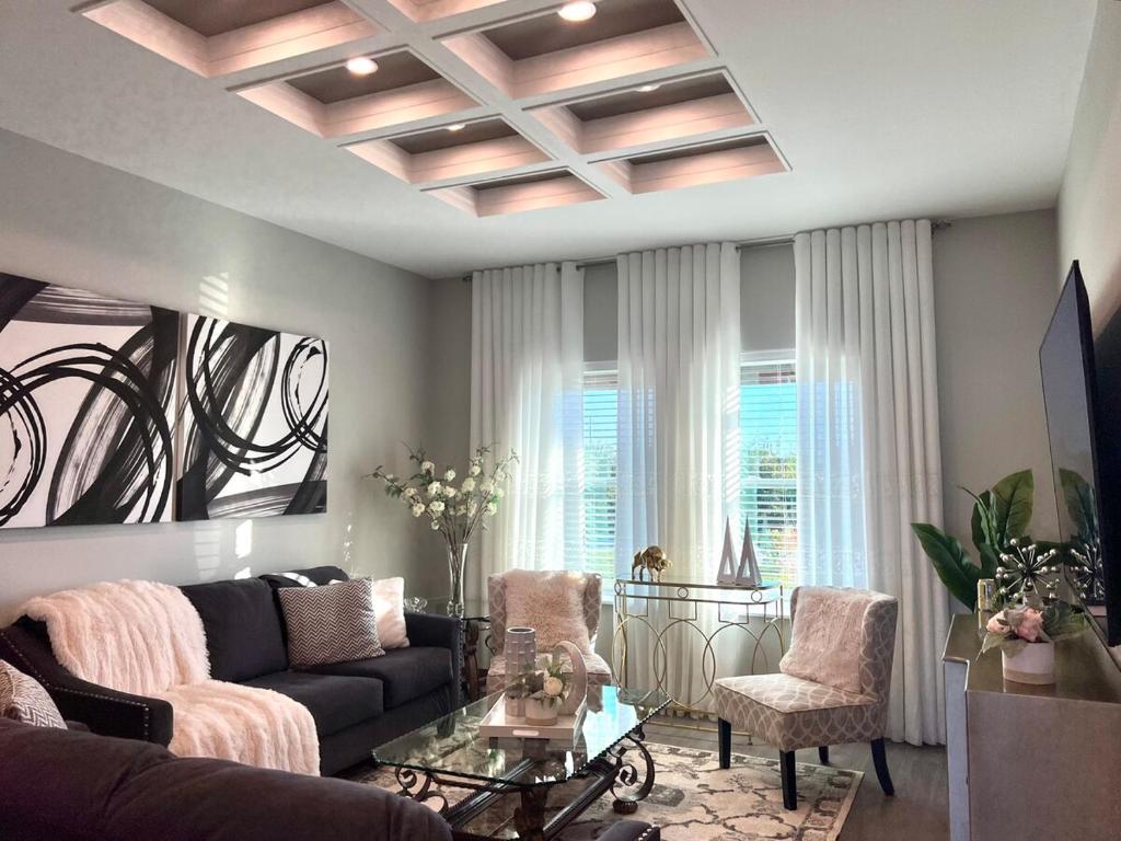 ein Wohnzimmer mit einer Couch und zwei Sesseln in der Unterkunft Lake Marlin Villa 2 in Port Charlotte