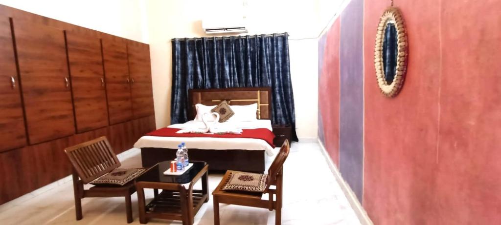 Postel nebo postele na pokoji v ubytování hotel zora grand