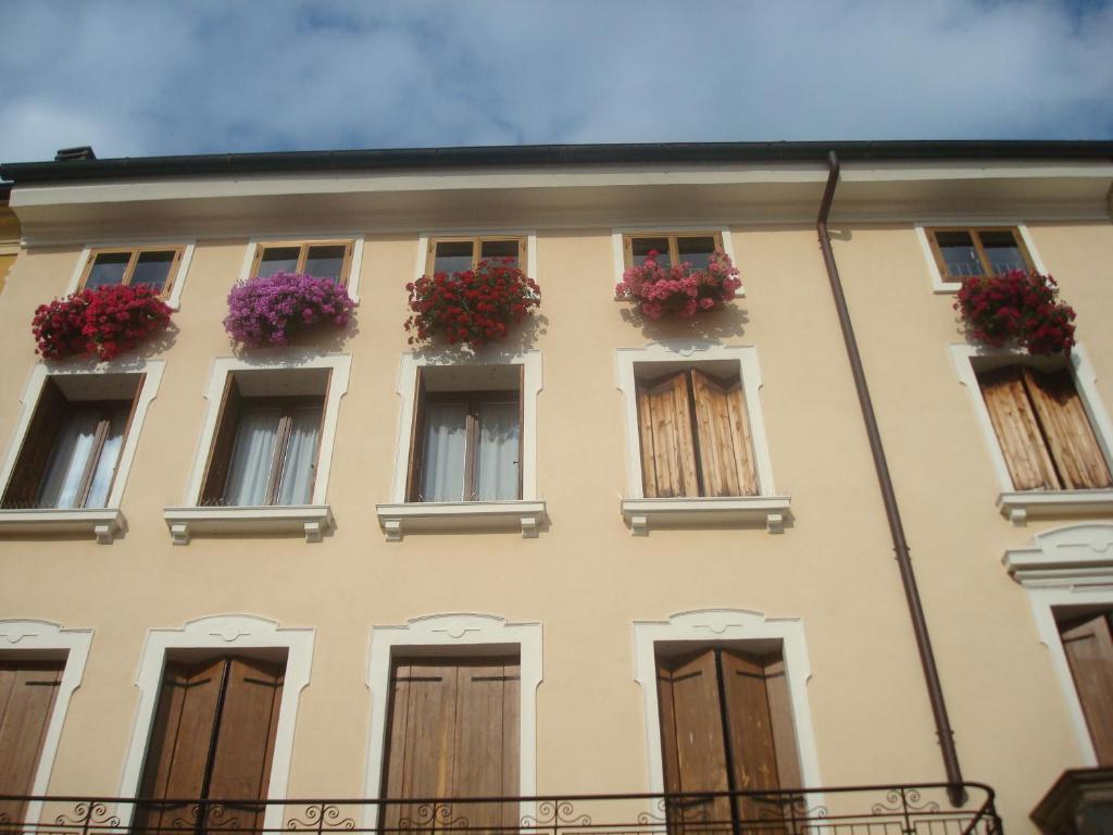 budynek z budkami kwiatowymi na oknach w obiekcie Cristina House w mieście Bassano del Grappa
