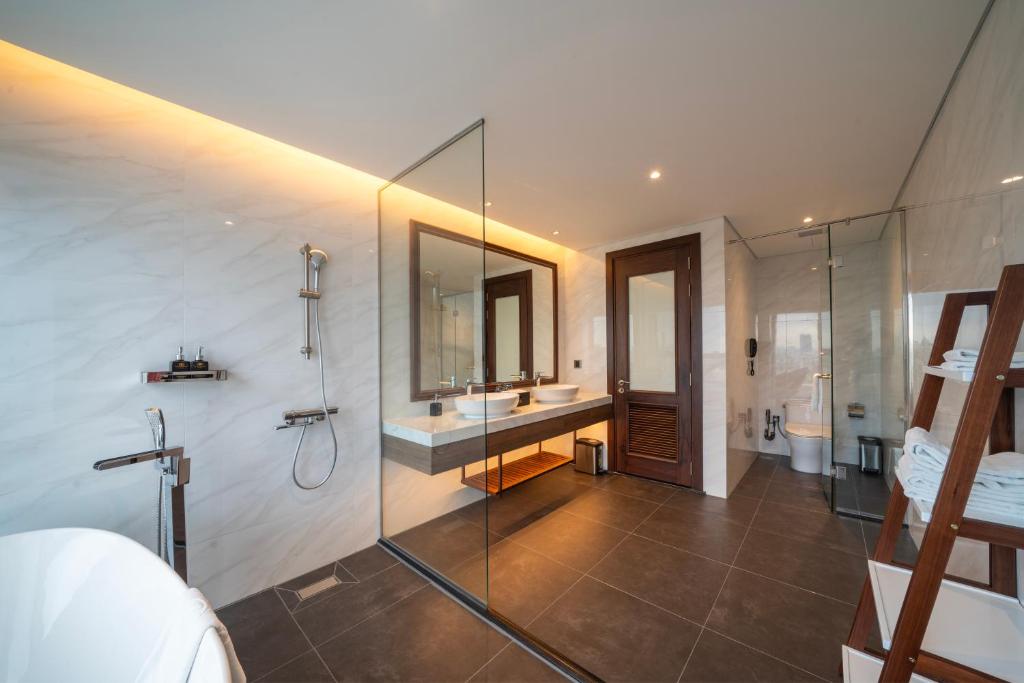 Charm Signature VIP 1 - Top Floor with City View - Included Afternoon Tea