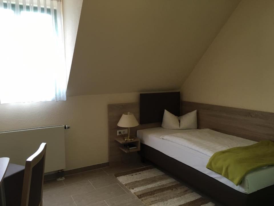 Postel nebo postele na pokoji v ubytování Hotel Landsberg
