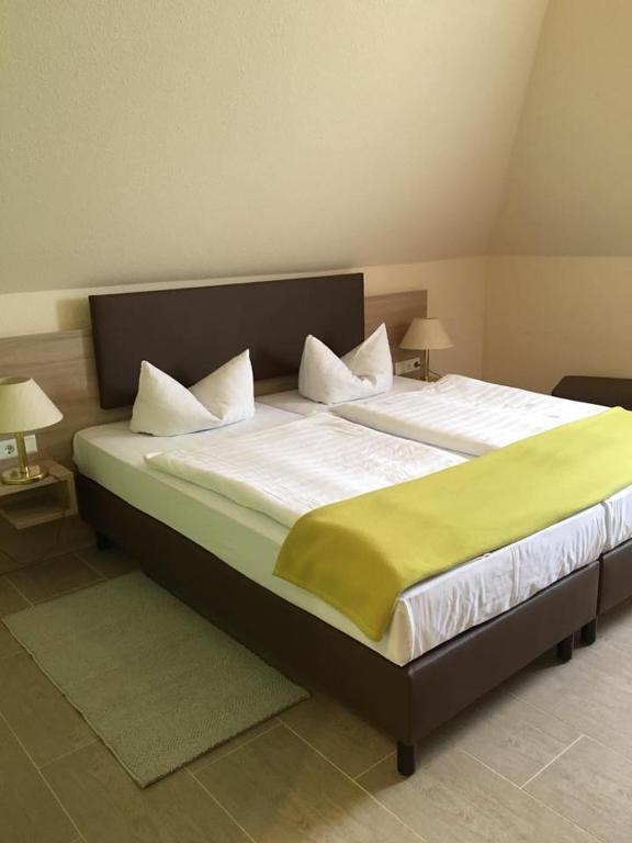 Postel nebo postele na pokoji v ubytování Hotel Landsberg