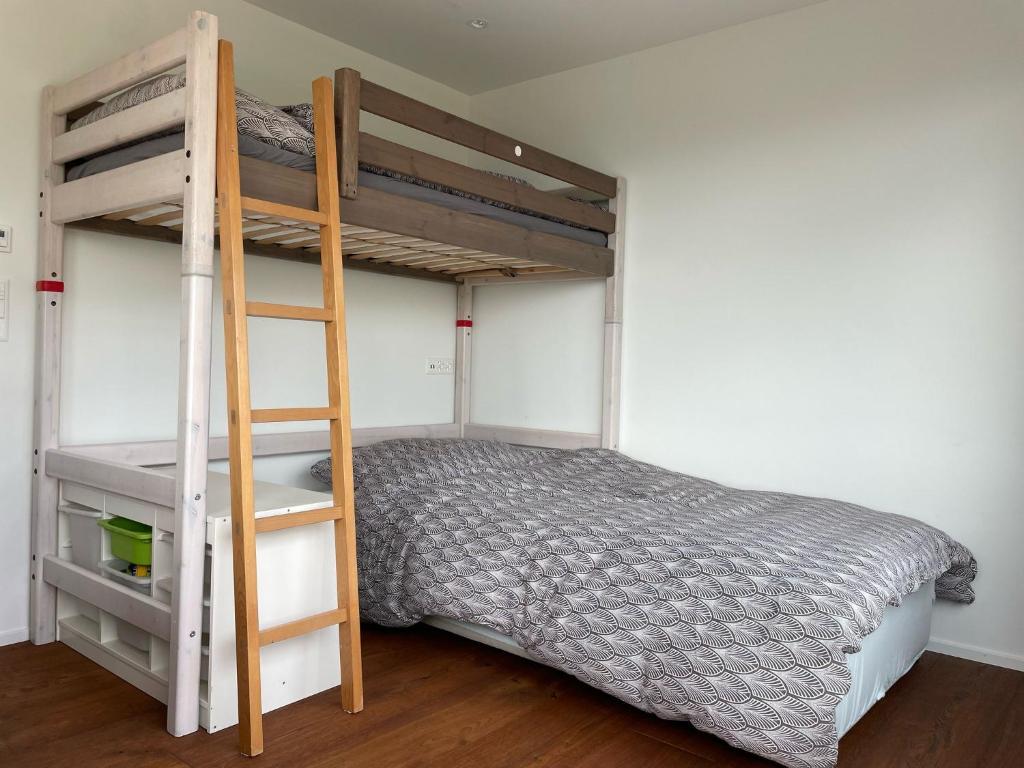 Postel nebo postele na pokoji v ubytování Modernes 3,5 Zimmer Apartment 100 m2 mit Alpenblick und 3 Terrassen