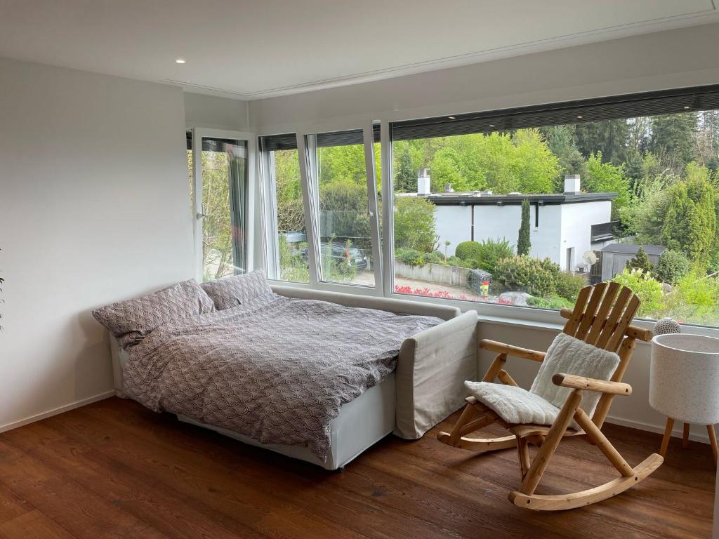 Posezení v ubytování Modernes 3,5 Zimmer Apartment 100 m2 mit Alpenblick und 3 Terrassen