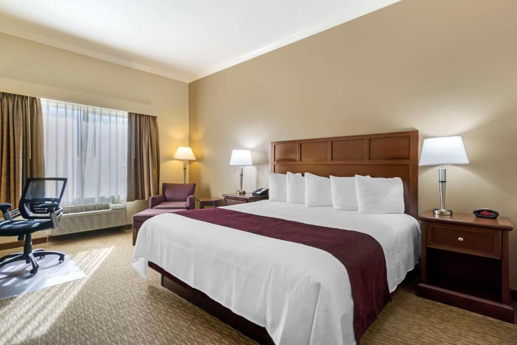 Postel nebo postele na pokoji v ubytování Best Western Plus Grapevine Inn