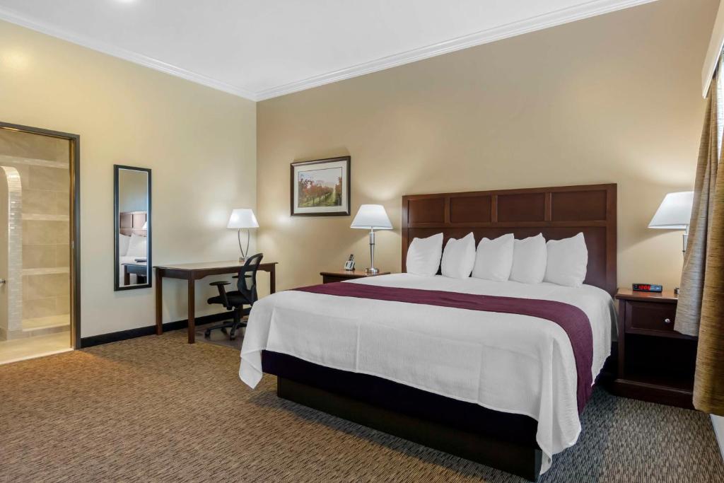 Postel nebo postele na pokoji v ubytování Best Western Plus Grapevine Inn