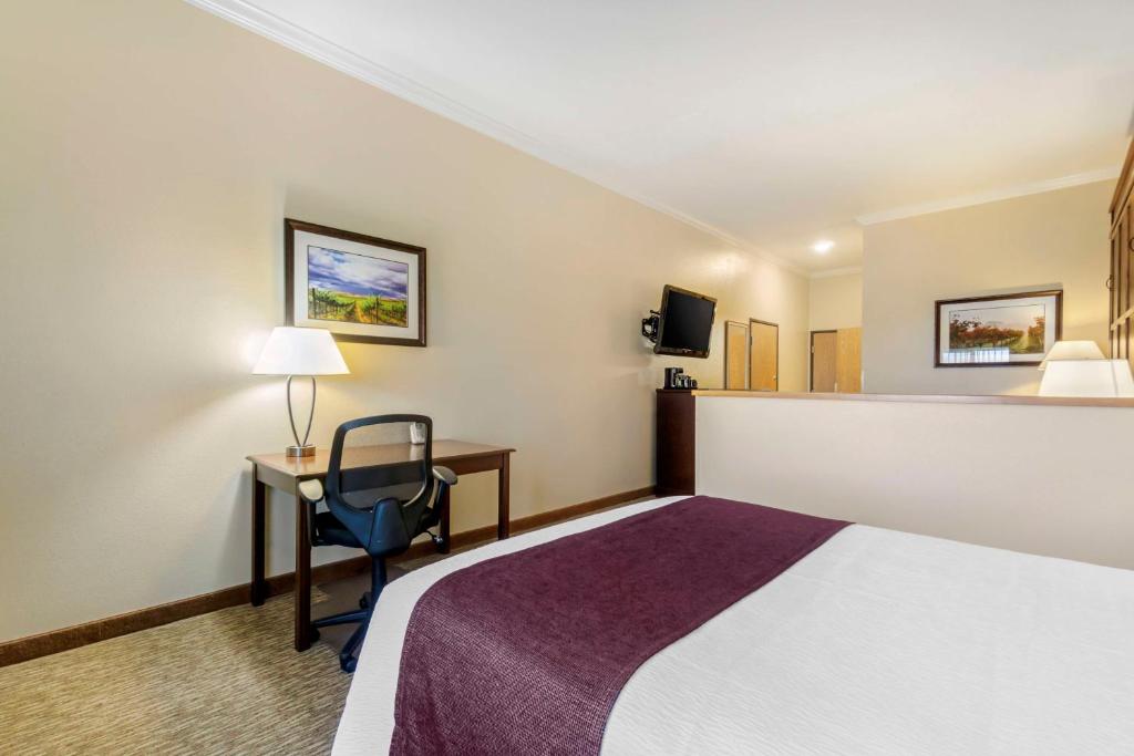 Postel nebo postele na pokoji v ubytování Best Western Plus Grapevine Inn
