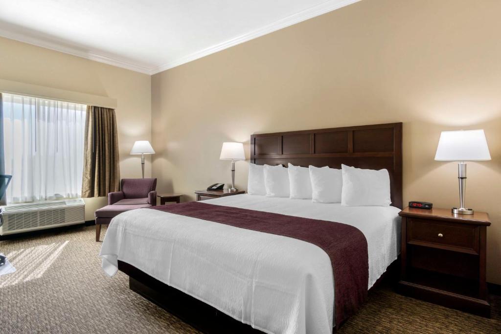 Postel nebo postele na pokoji v ubytování Best Western Plus Grapevine Inn