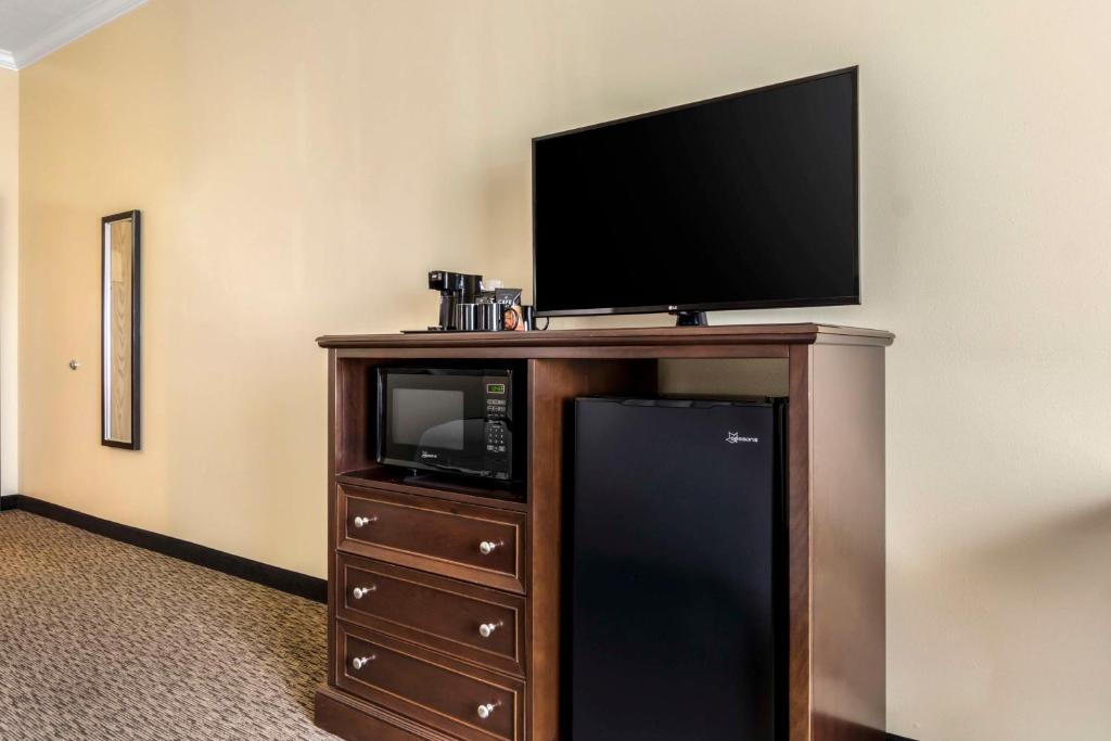 Kuchyň nebo kuchyňský kout v ubytování Best Western Plus Grapevine Inn