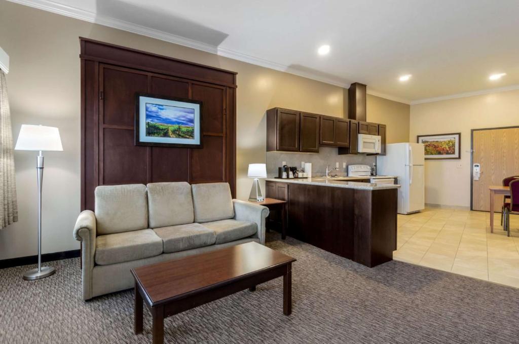 Kuchyň nebo kuchyňský kout v ubytování Best Western Plus Grapevine Inn