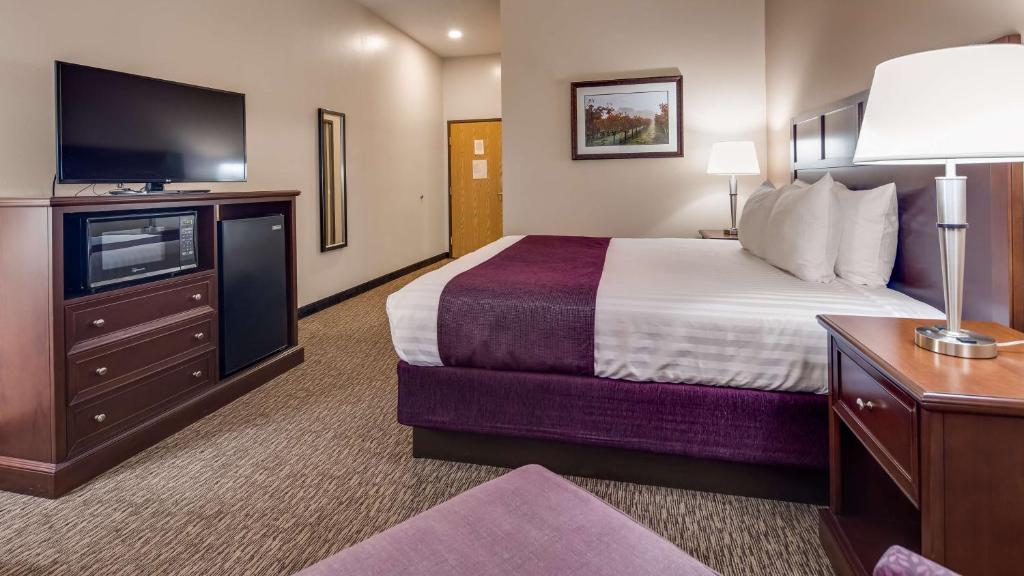Postel nebo postele na pokoji v ubytování Best Western Plus Grapevine Inn