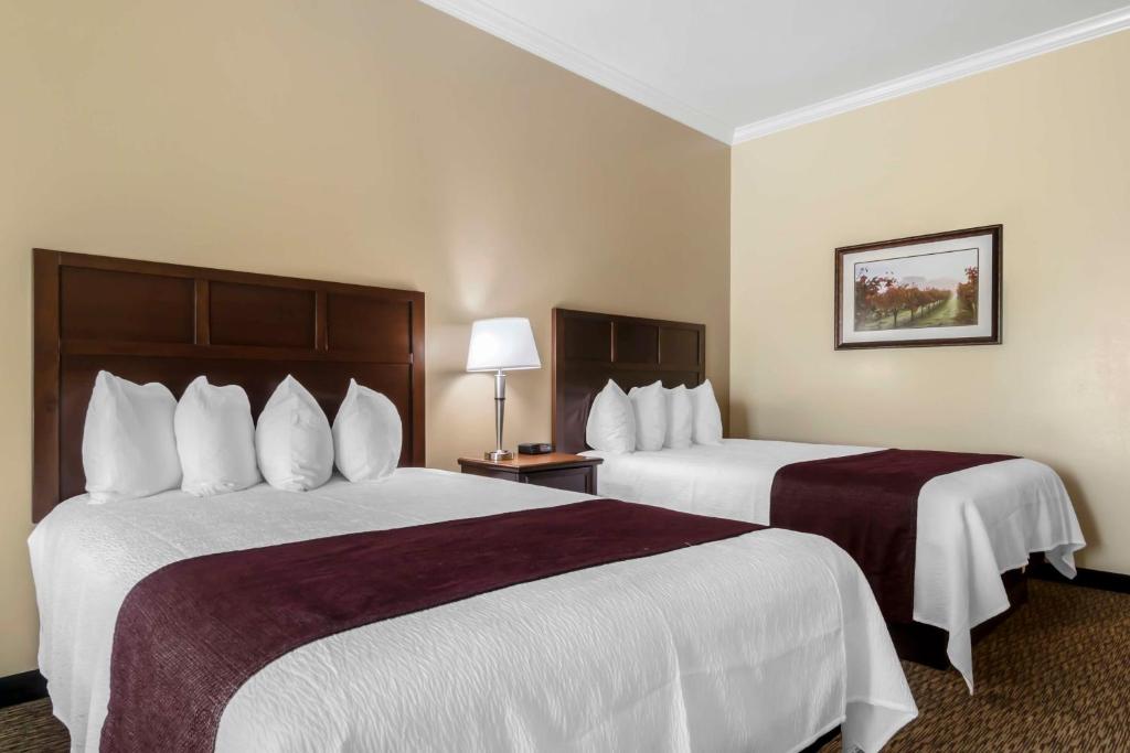 Postel nebo postele na pokoji v ubytování Best Western Plus Grapevine Inn