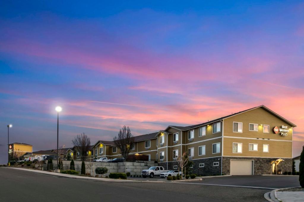 Východ nebo západ slunce při pohledu z hotelu nebo okolí