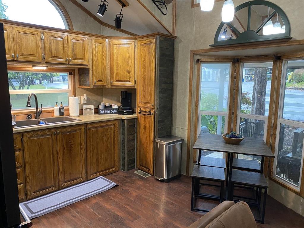 Kuchyň nebo kuchyňský kout v ubytování Homey Villa with Loft in Bloomington