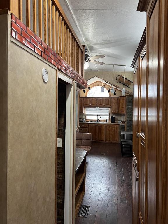 Kuchyň nebo kuchyňský kout v ubytování Homey Villa with Loft in Bloomington