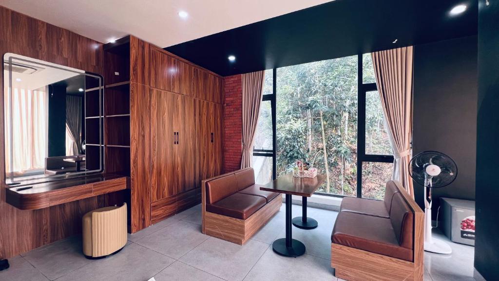 Khu vực ghế ngồi tại Lotus Premium Lodge - Lotus Group Tours