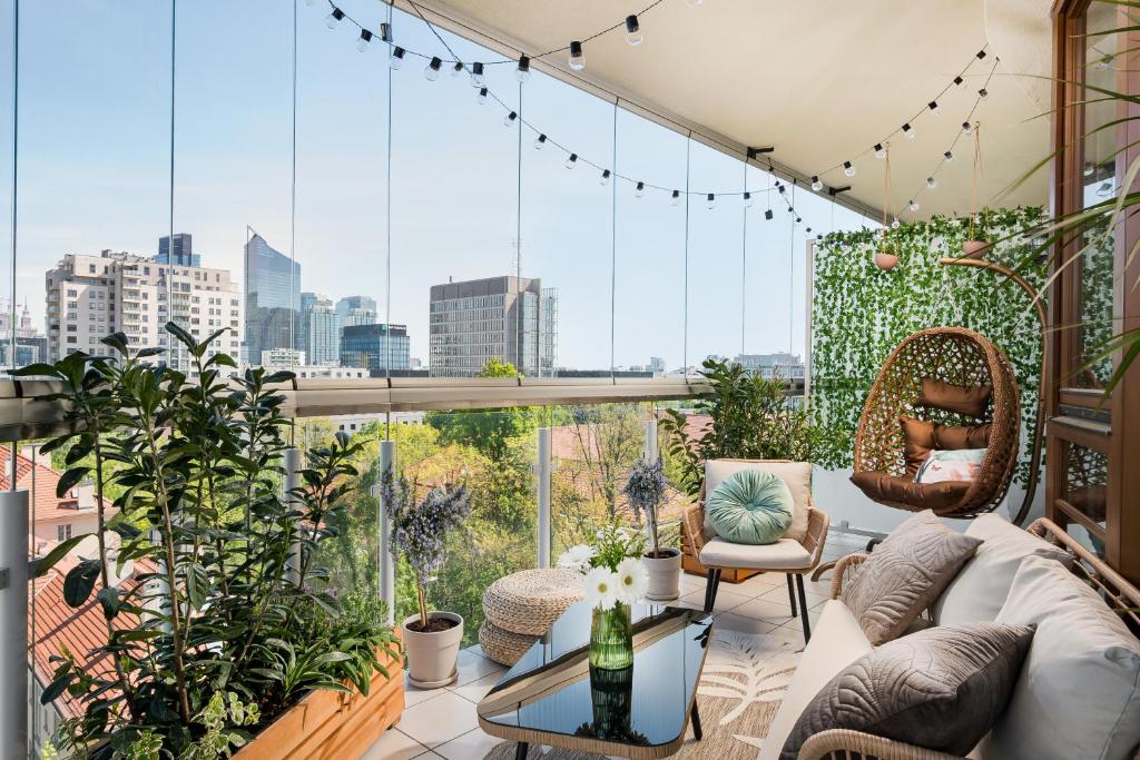 Posedenie v ubytovaní Luxury 2-bedroom Penthouse Warsaw Skyline 15m terrace, garage, gym, rooftop & only 500 m to METRO