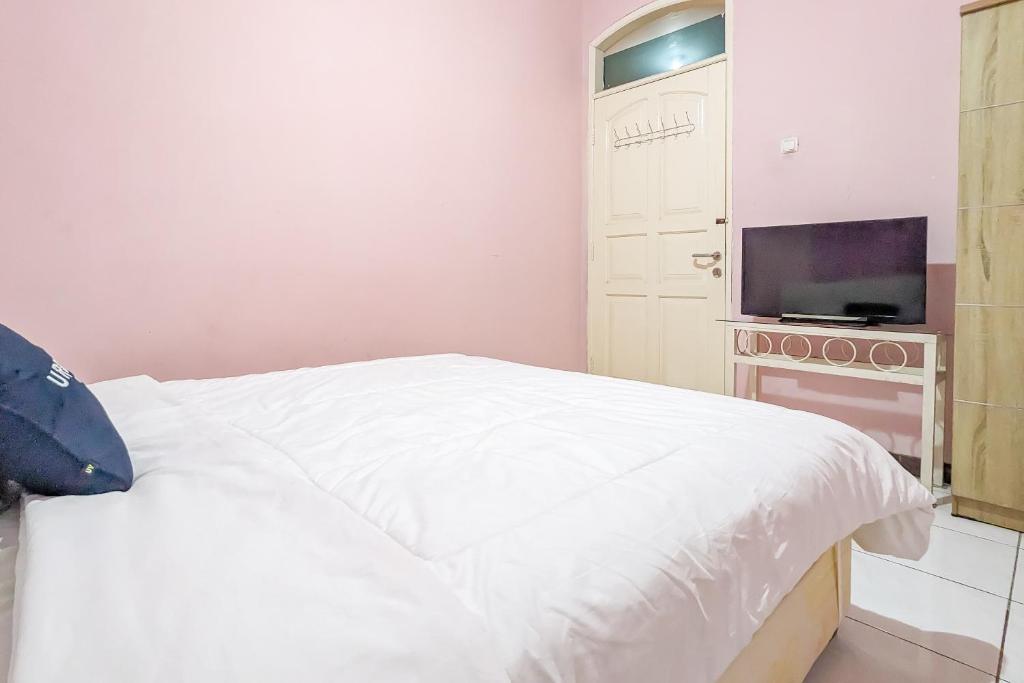 Urbanview Alza by RedDoorz - Deluxe Double Room