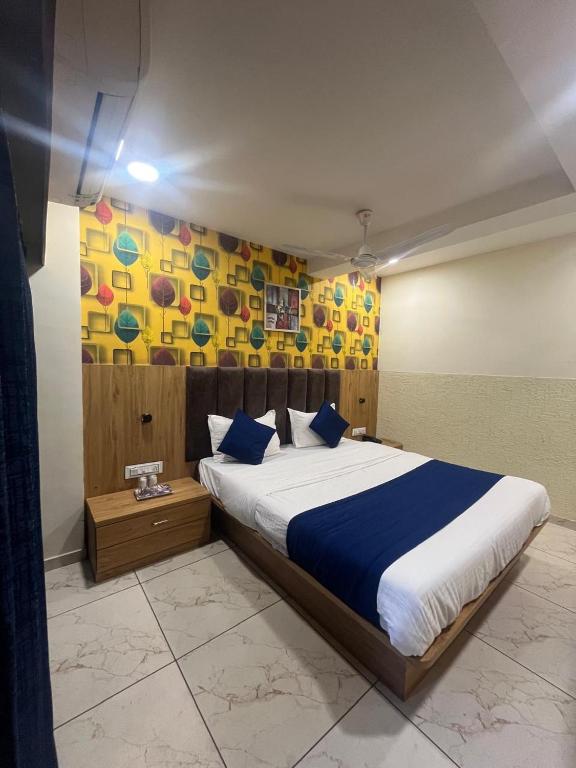 Postel nebo postele na pokoji v ubytování Hotel Mahaveer